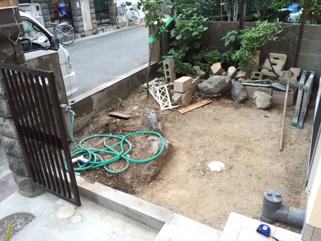 【BEFORE】アンティークレンガを使った花壇施工